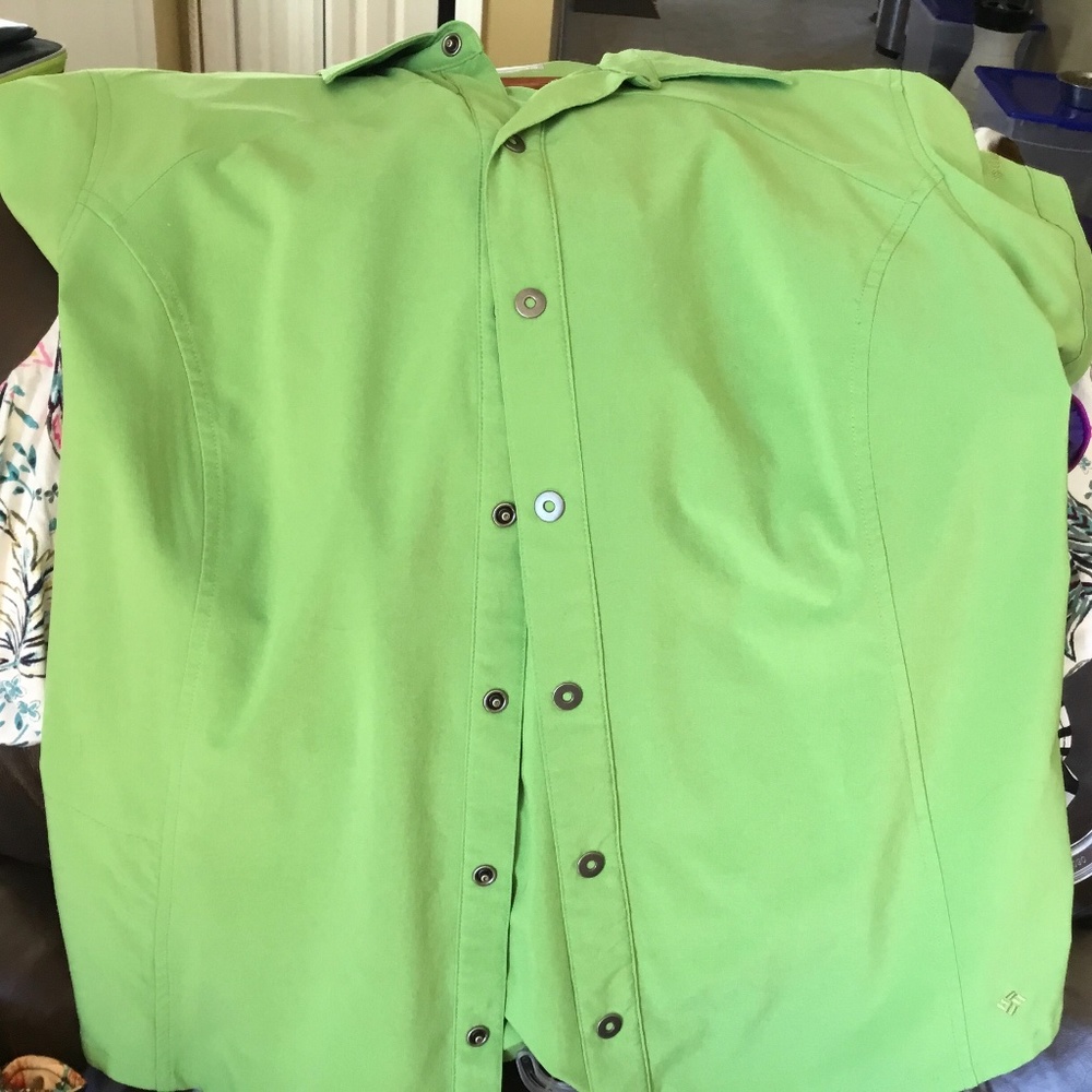 Columbia Vibrant Green  Snap Closure Blouse